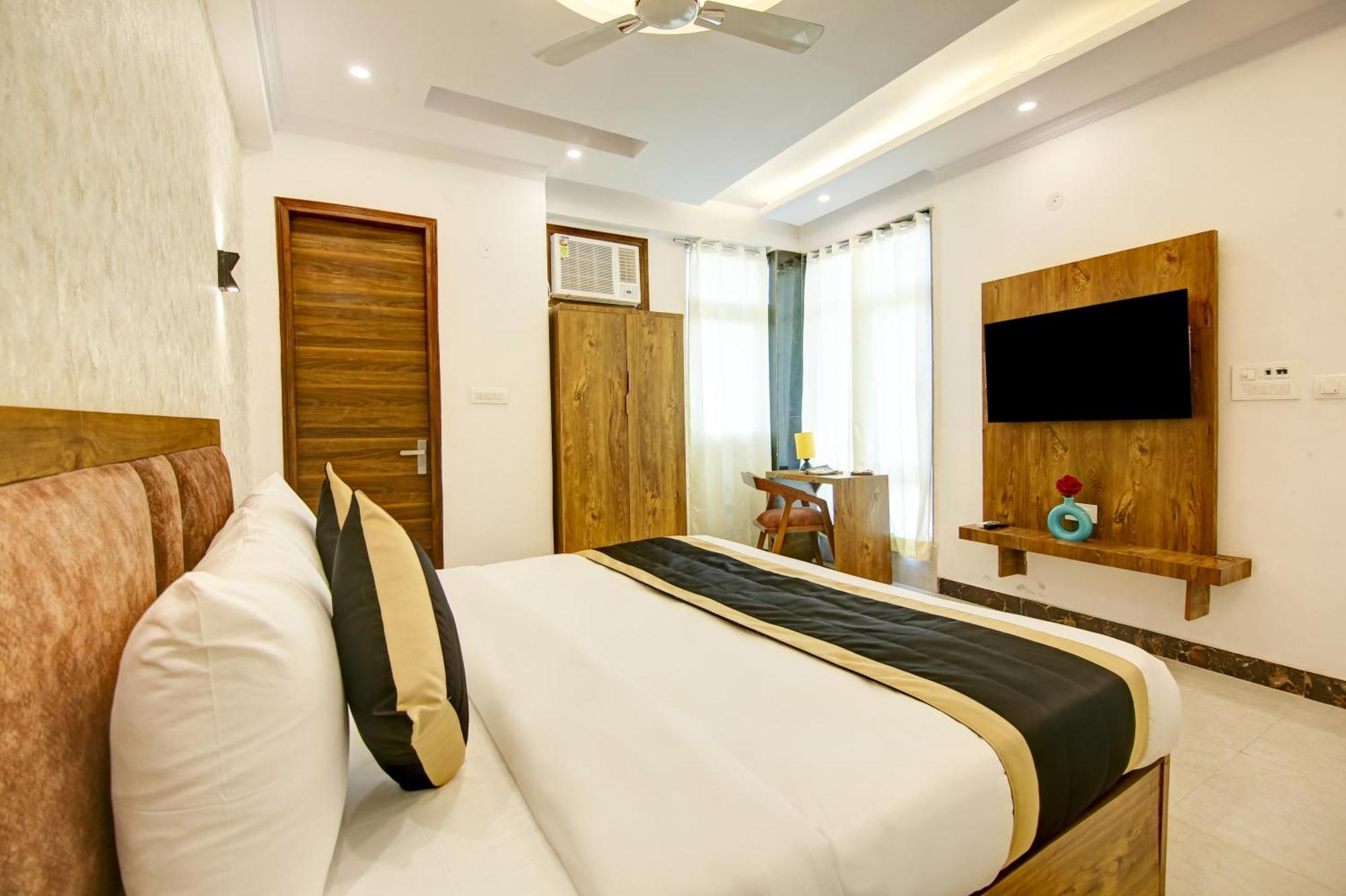 Hotel The Emporio Grand Near Vaishali Metro Station Ghaziabad Exterior photo